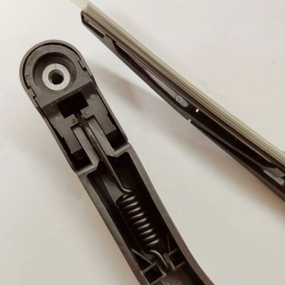 0.3kg JAC J3 車のOEM番号5611300U8030のための黒いバックワイパーアームとシート組