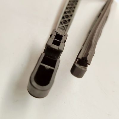 0.3kg JAC J3 車のOEM番号5611300U8030のための黒いバックワイパーアームとシート組